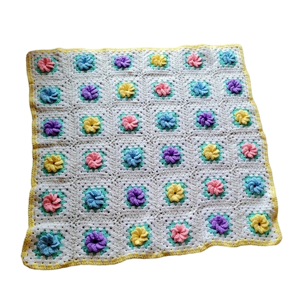 Hand Crocheted Baby Girls 3 Dimensional Floral Lap Blanket Pastel Colors 32 x 35 - Picture 4 of 4